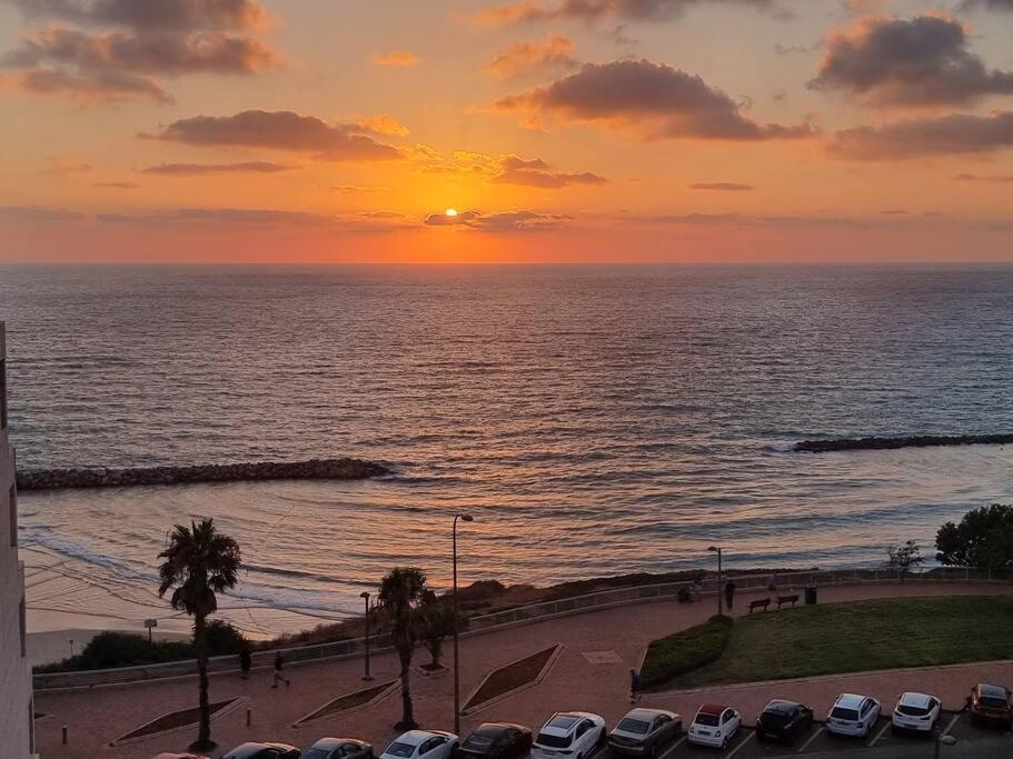 Beautiful 2-Bedroom Sea-View Apartment Netanya Exterior photo